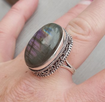 Zilveren ring met ovale cabochon Labradoriet en bewerkte kop 19